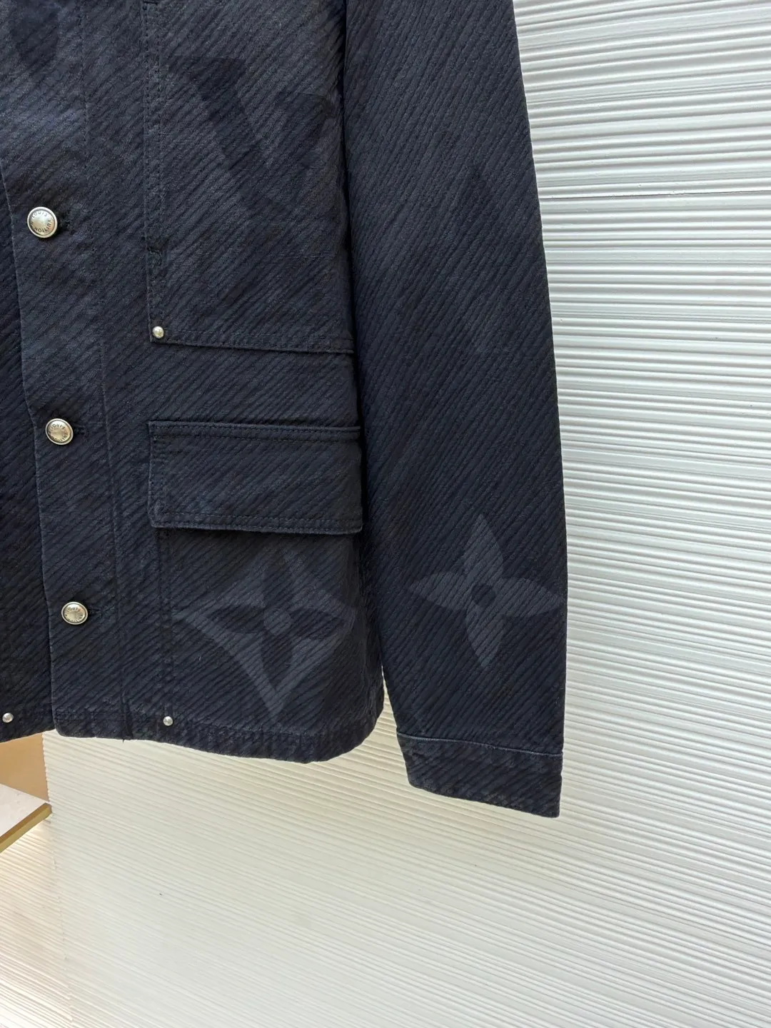 LOUIS VUITTON gradient letter denim jacket ●Authentic product: purchased and developed by 25248 ●Item number: 1680831-B95 ●Fabric: denim fabric ●Technology: Tie-dye process ●Version: fitted version ●Weight: about 1185 grams ●Size: 46-48-50-52 ●Description: The tie-dye process interprets the dreamlike colors of the Northern Lights. It is not only fashionable and versatile, but also enhances the aura and becomes the focus of attention. It can be matched with the same style to create a fashionable look and control various occasions.